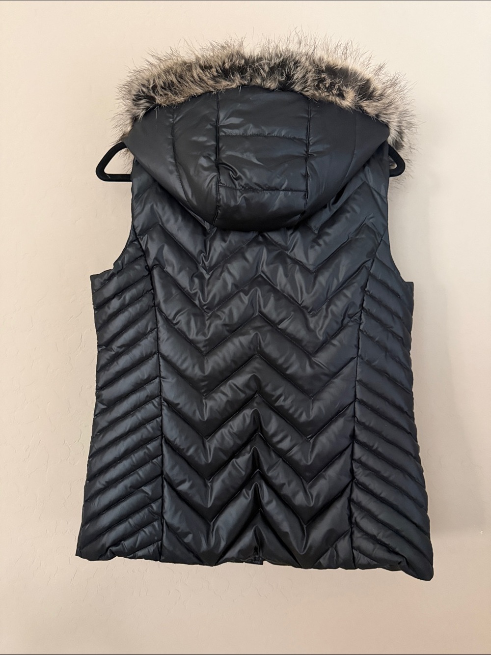 BCBGeneration Black Puffer Vest Down Blend w/Faux Fur Detachable Hood Sz M - Picture 2 of 13